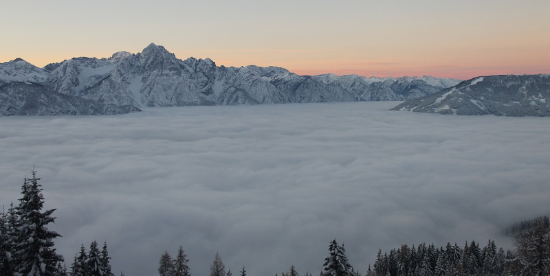 Bild: Hochnebel über dem Lienzer Becken (Osttirol). Eigentlich handelt es sich hierbei um eine Wolke, den Stratus. (Bildquelle: foto-webcam.eu)